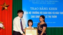 Bộ trưởng Bộ GD&ĐT tặng bằng khen cho nữ sinh không có tay