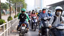 Vỉa hè bị rào chắn, nhiều người lao xuống đường đi ngược chiều