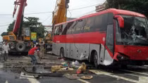 Xe khách lật nghiêng do tránh xe máy, một người chết