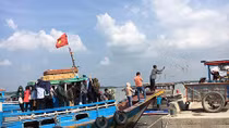 Gặp "người quan trọng", cả ấp phải thuộc số điện thoại