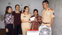 CSGT Hà Nam thăm, tặng quà phụ nữ có hoàn cảnh đặc biệt khó khăn