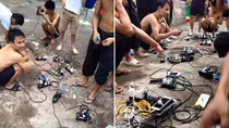 Cả làng “đoàn kết” cùng sạc điện thoại sau bão