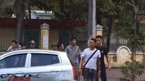 Đưa vợ đi đẻ, Hiệp Gà “hôn đuôi” ô tô đỗ ven đường