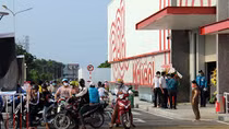 Bất chấp dịch COVID - 19, hàng trăm người tập trung tại siêu thị mới khai trương