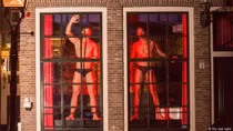 Nam giới đòi “bình quyền” hoạt động trong “Phố đèn đỏ” ở Amsterdam