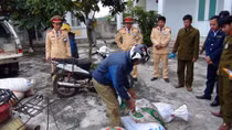Phát hiện nhiều vụ vận chuyển thực phẩm bẩn trên đường Hồ Chí Minh