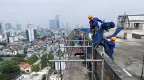 Cận cảnh công nhân tháo dỡ các tầng vi phạm của tòa nhà 8B Lê Trực 