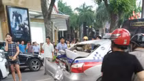 Bán tải mất lái, tông liên hoàn trên phố Bà Triệu