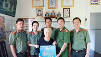 Công an Đắk Nông thăm, tặng quà mẹ Việt Nam Anh hùng 