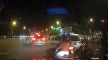 Vi phạm giao thông, tài xế tăng ga bỏ chạy