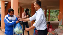 Đưa hàng Tết giá bình ổn đến với người dân miền núi