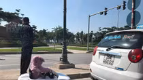Cho con chơi nguy hiểm trên phố, ông bố bị công đồng mạng phản ứng
