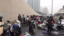 Hàng loạt xe máy trượt ngã ở hầm Kim Liên