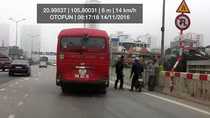 Xe khách ngang nhiên đón trả khách tại đường vành đai 3 trên cao