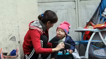Xúc động em bé cùng mẹ mưu sinh giữa ngày đông giá rét