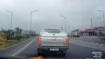 Thót tim gặp xe bán tải đi lùi trên cao tốc Bắc Giang