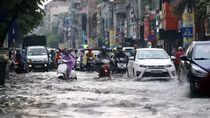 Hà Nội tiếp tục mưa giông về chiều tối, nguy cơ ngập sâu