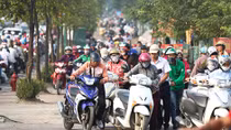 Đề xuất dựng hàng rào vỉa hè nơi người dân "đồng loạt" dắt xe ngược chiều 