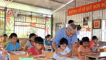 Chuyện cảm động về lớp học tình thương của người thầy vùng biên