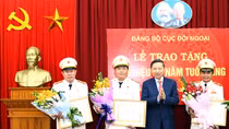 Bộ trưởng Tô Lâm trao tặng Huy hiệu 30 năm tuổi Đảng cho đảng viên Cục Đối ngoại