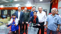 Phó Thủ tướng Thường trực Trương Hòa Bình trao xe đạp tặng học sinh Tân Trào