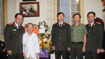 Thứ trưởng Nguyễn Văn Thành thăm hỏi và chúc mừng nhà giáo Phạm Tâm Long