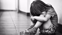 Gửi con nhờ hàng xóm, cháu bé bị ông lão xâm hại