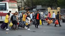 Hết Tết, người dân lỉnh kỉnh đồ đạc trở lại thủ đô