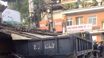 Chết máy giữa dốc, xe tải trôi tuột vào nhà dân