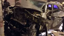 Fortuner đâm xe tải, tài xế dính chặt vô lăng