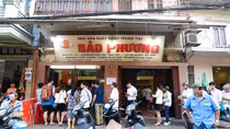 Người Hà Nội "rồng rắn" xếp hàng mua bánh Trung thu cổ truyền