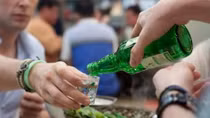 Vì chuyện mời rượu, người chết, kẻ ở tù