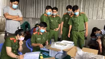 Xe container vận chuyển số lượng “khủng” tôm chứa tạp chất