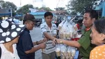 Nồi cháo nghĩa tình của Công an phường