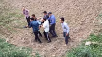Hãi hùng người đàn ông gần đứt lìa chân sau cú tông của tàu hỏa