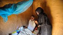 Người tị nạn Sudan "bán mình" trong những mỏ vàng kiếm tiền đến miền đất hứa