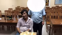Nhập cảnh cùng 4 vạn viên hồng phiến giấu trong bình gỗ