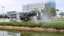 Bộ đội hóa học phun khử trùng Bệnh viện Bệnh nhiệt đới Trung ương