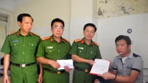 Tặng quà Phó trưởng đồn bị thương trong lúc bắt tội phạm ma túy