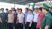 Tàu VH-744 đưa 7 ngư dân lâm nạn do chìm tàu đánh cá vào đất liền