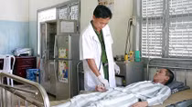 Người thầy thuốc trại giam vượt qua bi kịch cuộc đời
