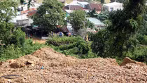 Di dời dân để tránh nguy cơ sạt lở núi