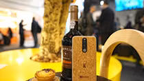 Kinh ngạc với smartphone có vỏ làm từ gỗ cây