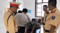 Gặp tai nạn trên quốc lộ, cụ ông 82 tuổi được CSGT đưa đi cấp cứu
