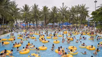 Dân Hà Nội ùn ùn vào công viên nước Hồ Tây giải nhiệt dịp nghỉ lễ