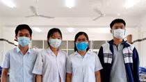 Thầy trò điều chế nước rửa tay diệt khuẩn chống lây nhiễm dịch COVID-19