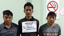 Thủ súng quân dụng, "cõng" 60 bánh heroin vào Việt Nam