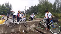 “Lỡ hẹn” xây cầu, người dân bất chấp nguy hiểm qua cầu chờ sập