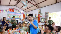 Tuổi trẻ Cục Truyền thông CAND thăm và tặng quà người khuyết tật