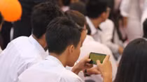 Sử dụng điện thoại trong lớp học: Nên không?